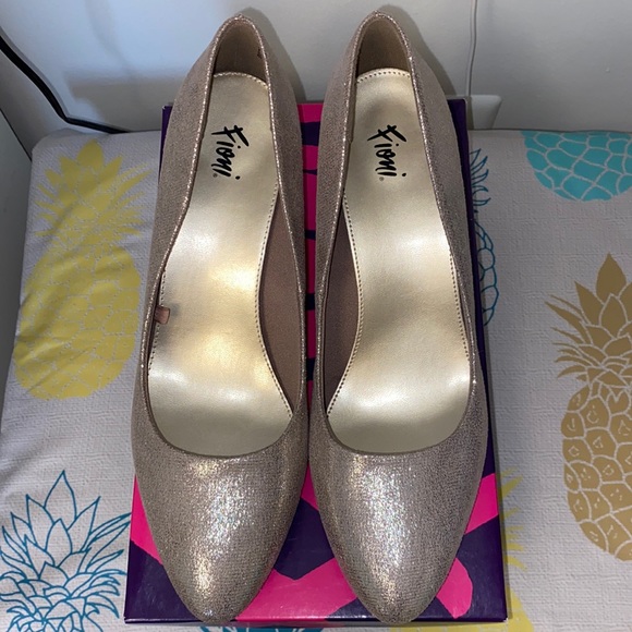 FIONI Clothing Shoes - Only worn once Fioni Champagne Shiny Pump Heel